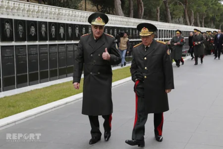 FHN-in kollektivi Fəxri xiyabanı və Şəhidlər xiyabanını ziyarət edib
