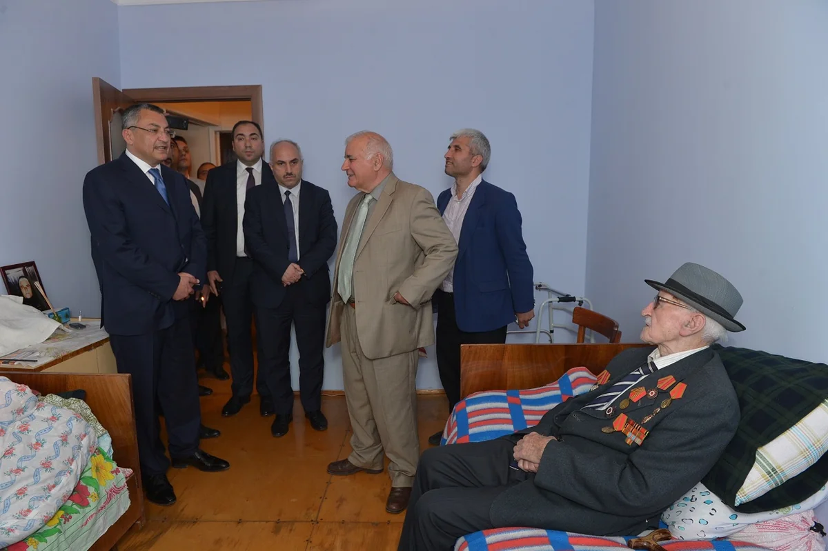 Komitə sədri Rövşən Rzayev 100 yaşlı Böyük Vətən Müharibəsi veteranına baş çəkib