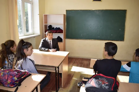 Gədəbəydə şagirdlərin dərs zamanı məktəbdə olmamasının səbəbi açıqlanıb