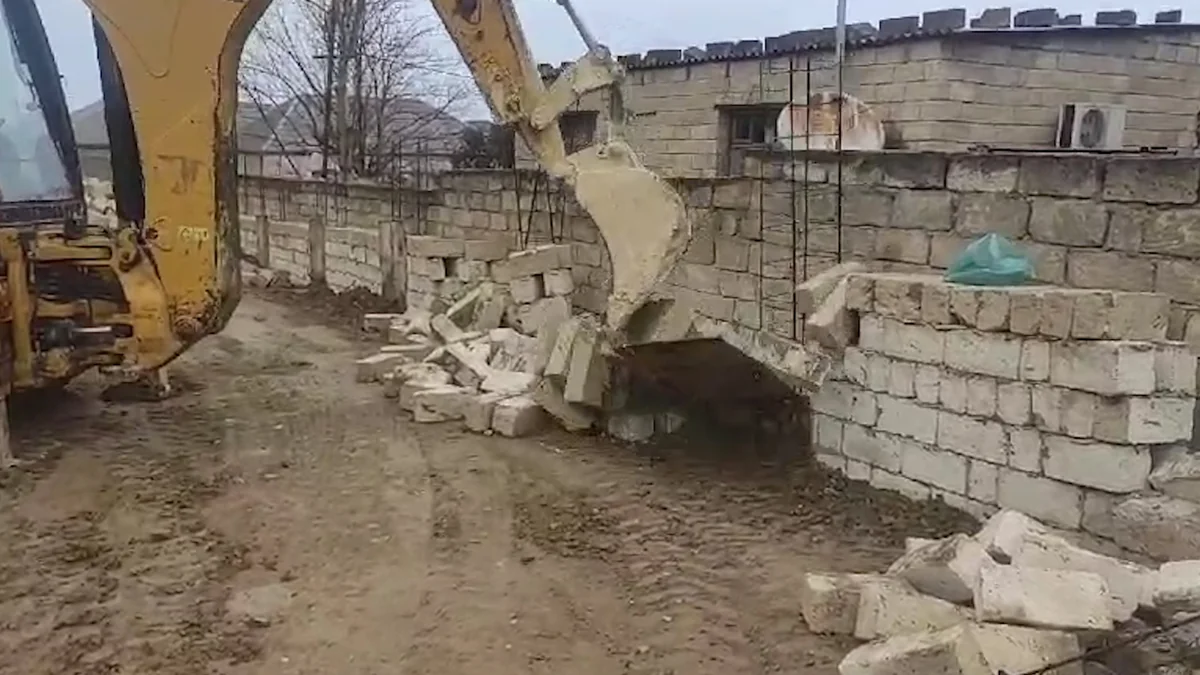 Xırdalan və Mehdiabadda qanunsuz tikililər sökülüb