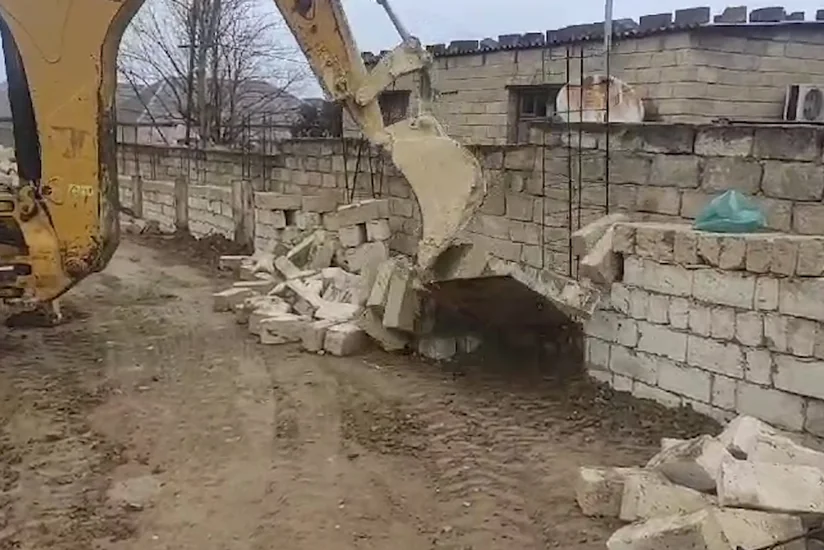 Xırdalan və Mehdiabadda qanunsuz tikililər sökülüb