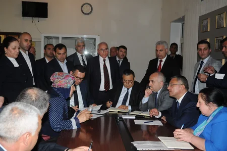 Rövşən Rzayev məcburi köçkünlərin müraciətlərinin araşdırılması üçün tapşırıqlar verib
