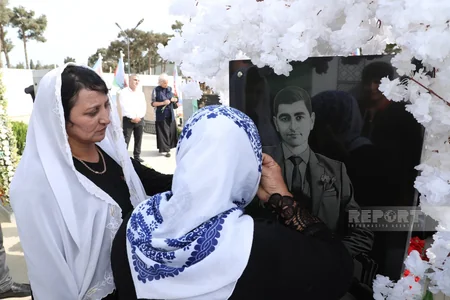 Azərbaycan xalqı antiterror şəhidlərinin məzarlarını ziyarət edir