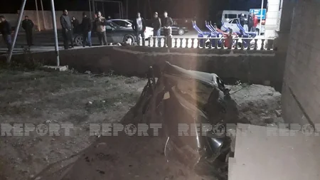 Kürdəmirdə baş verən qəzada avtomobil yararsız hala düşdü