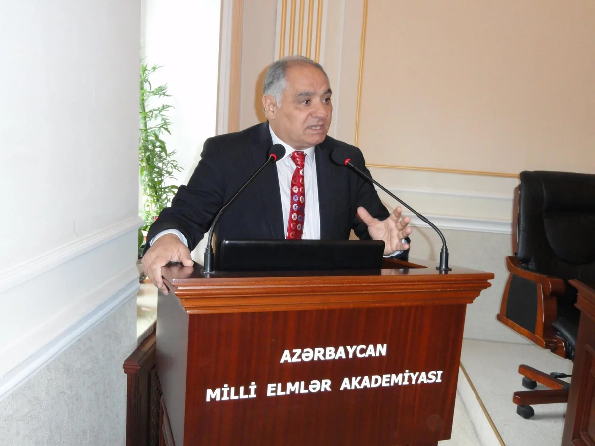 Professor: Rayonlarda kiril əlifbası ilə yazılmış lövhələr hələ də qalmaqdadır