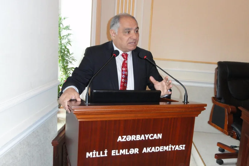 Professor: Rayonlarda kiril əlifbası ilə yazılmış lövhələr hələ də qalmaqdadır