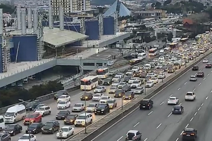 Bakının bir sıra yollarında avtomobllərin hərəkətində problem yaranıb