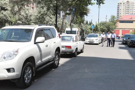 DİN avtomobilləri piyada səkilərində saxlayan sürücülərə müraciət edib