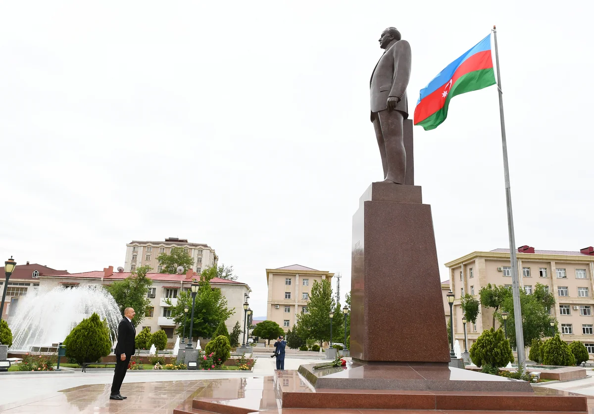 İlham Əliyev Naxçıvanda ulu öndər Heydər Əliyevin abidəsini ziyarət edib