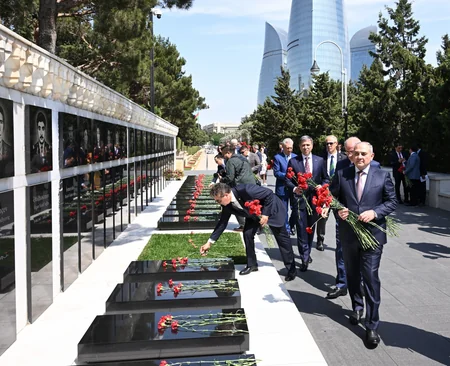 Şuşada keçiriləcək beynəlxalq konfrans iştirakçıları Heydər Əliyevin məzarını, Şəhidlər xiyabanını və “Türk şəhidliyi”ini ziyarət ediblər