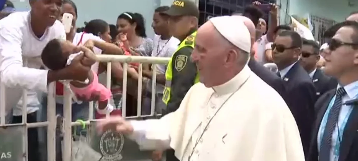 Roma Papası Fransisk Kolumbiyaya səfəri zamanı zədələnib