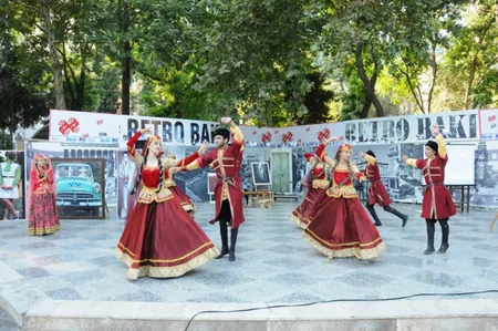 ​Участники конкурса Səs Azərbaycan выступили в проекте Retro Bakı