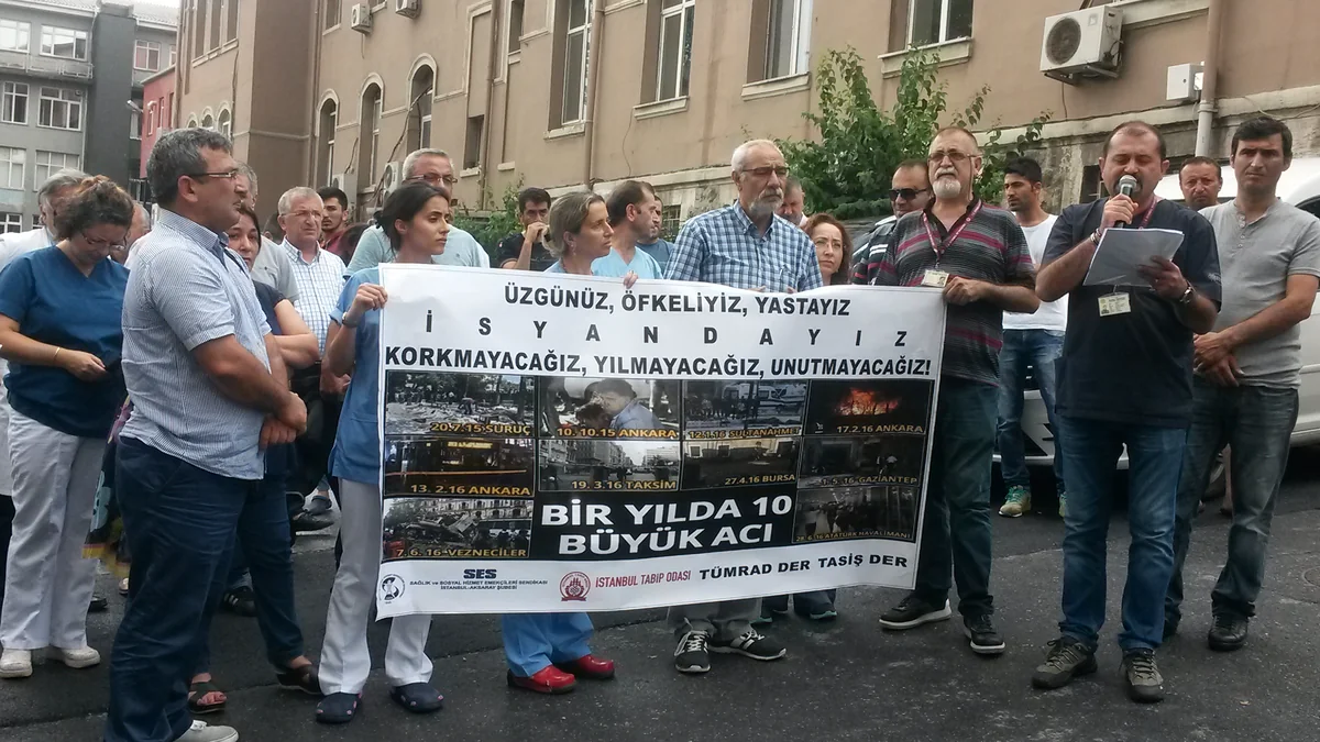​Atatürk Hava Limanında baş vermiş terror aktı ilə əlaqədar etiraz aksiyası keçirilib