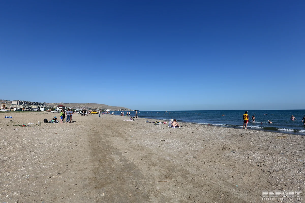 Qadağan olunan çimərlikdə dincələnlər - REPORTAJ