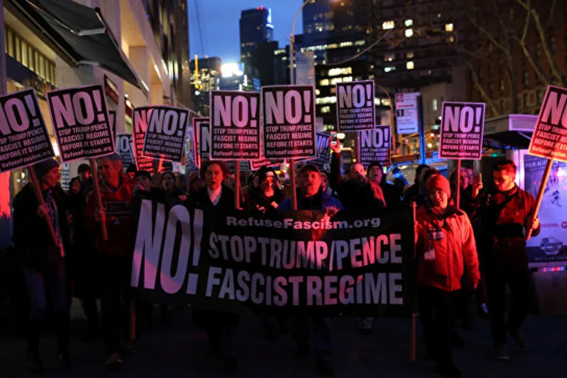 Полиция применила газ во время демонстрации противников Трампа в Вашингтоне
