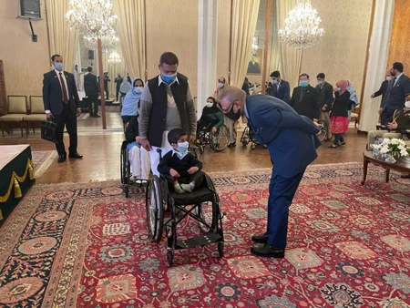 Pakistan Prezidenti Heydər Əliyev Fondunun göndərdiyi əlil arabalarının təqdim olunmasında iştirak edib
