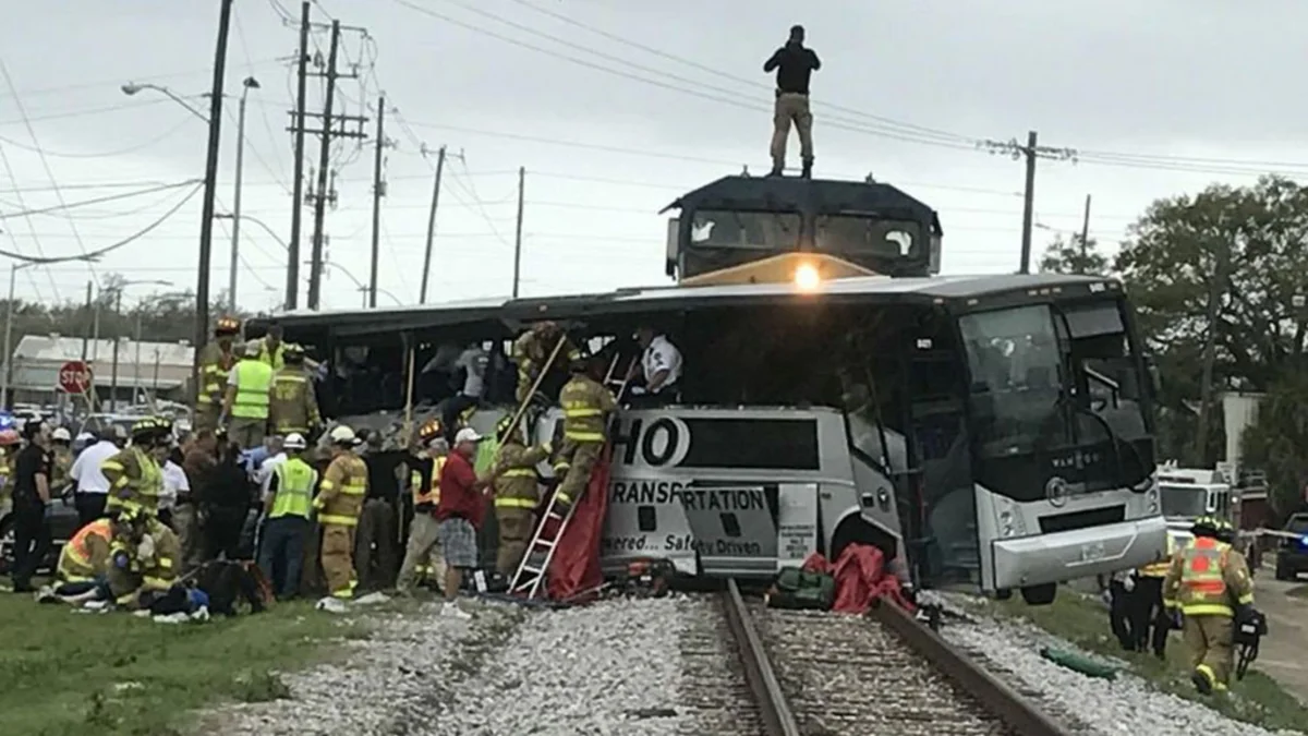 ABŞ-da qatarla sərnişin avtobusu toqquşub, azı 3 nəfər ölüb