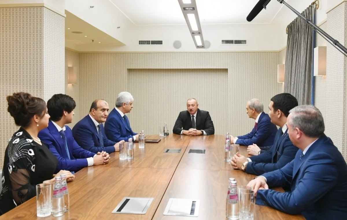 Президент встретился с руководителями азербайджанских диаспорских организаций в Санкт-Петербурге