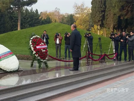 Mövlud Çavuşoğlu Fəxri xiyabanı və Şəhidlər xiyabanını ziyarət edib - FOTO