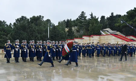 Prezident İlham Əliyev Şəhidlər xiyabanını ziyarət edib