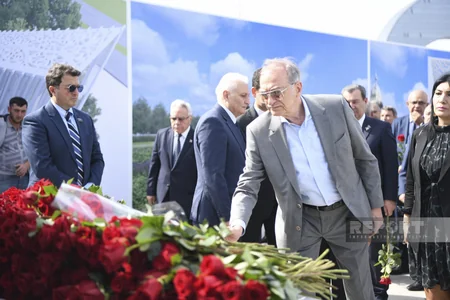 Anım Günü ilə əlaqədar Zəfər parkına ziyarət başlayıb