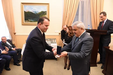 SOCAR-da yüksək dövlət təltiflərinə layiq görülmüş neftçilərə orden və medallar təqdim olunub - VİDEO