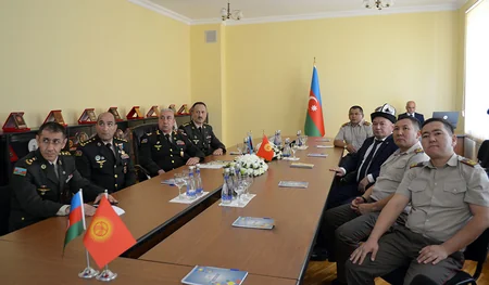 Qırğızıstanın müdafiə naziri Azərbaycanda komando hərbi hissəsində olub