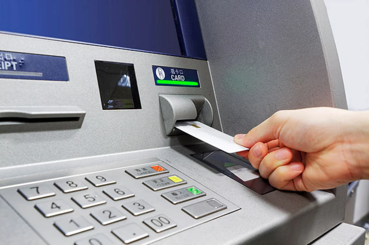 Bərdə sakini üç qadını aldadıb bank kartlarından pul çıxarıb