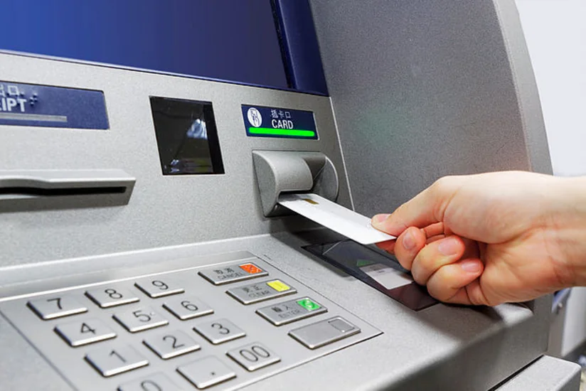 Bərdə sakini üç qadını aldadıb bank kartlarından pul çıxarıb