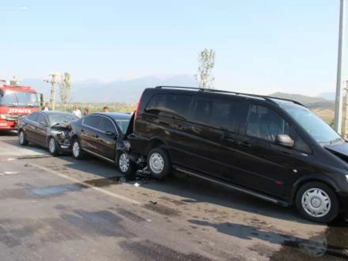 ​Türkiyə baş nazirinin maşın karvanı qəzaya düşüb