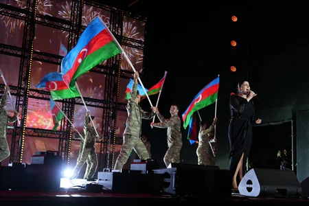 Heydər Əliyev Mərkəzinin parkında Milli Qurtuluş Gününə həsr olunan konsert keçirilib