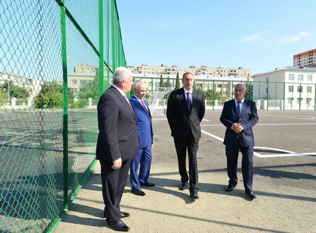 Prezident İlham Əliyev Bakıdakı 261 nömrəli məktəb-liseydə əsaslı təmirdən sonra görülən işlərlə tanış olub - YENİLƏNİB