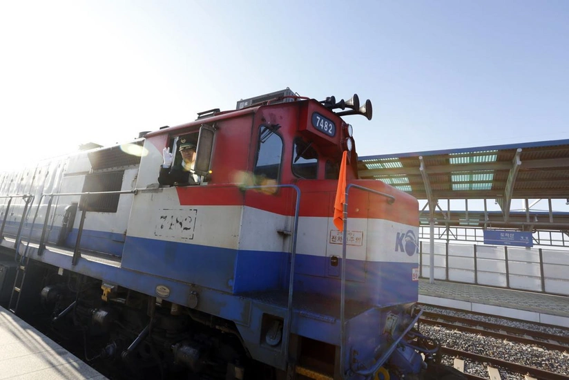 For first time in a decade, a South Korean train rolls into the North