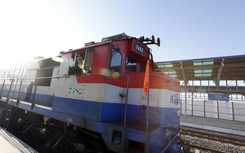 For first time in a decade, a South Korean train rolls into the North