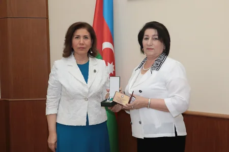 Bahar Muradova “Tərəqqi” medalı ilə təltif olunan qadınların mükafatlarını təqdim edib