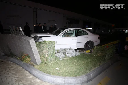 Bakıda sürücü yuxulayaraq maşını yol kənarındakı reklam lövhəsinə çırpıb - YENİLƏNİB - FOTO - VİDEO