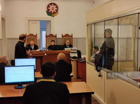 Bakıda bir ailənin 3 üzvünü öldürməkdə təqsirləndirilən şəxsin məhkəməsində şahid dindirilib