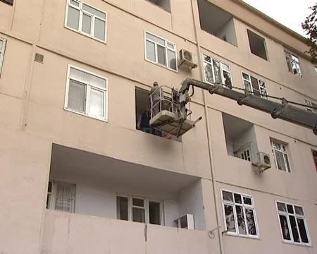 Bakıxanov qəsəbəsində eyvanlarda quraşdırılan paltar ipləri sökülüb - FOTO