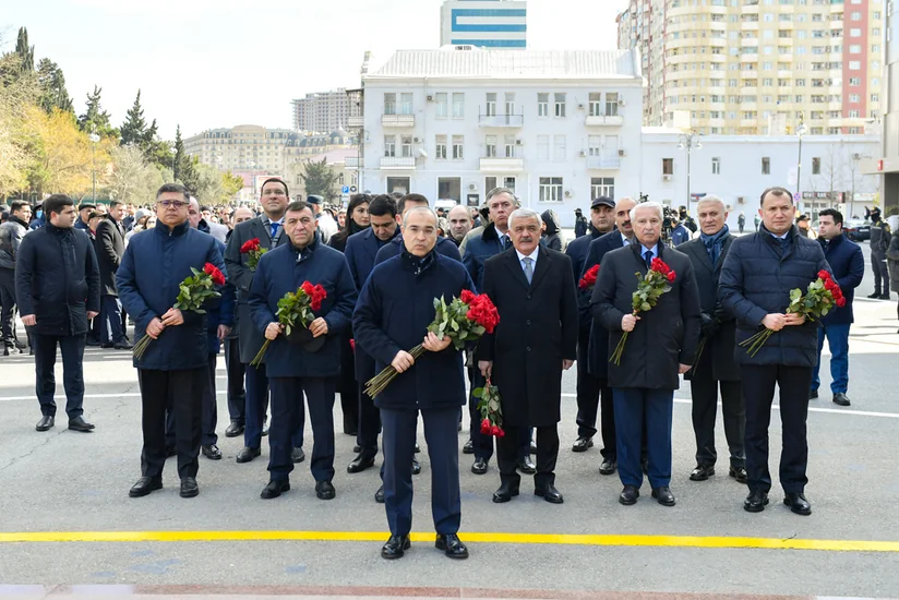 İqtisadiyyat Nazirliyinin rəhbərliyi Xocalı soyqırımı abidəsini ziyarət edib