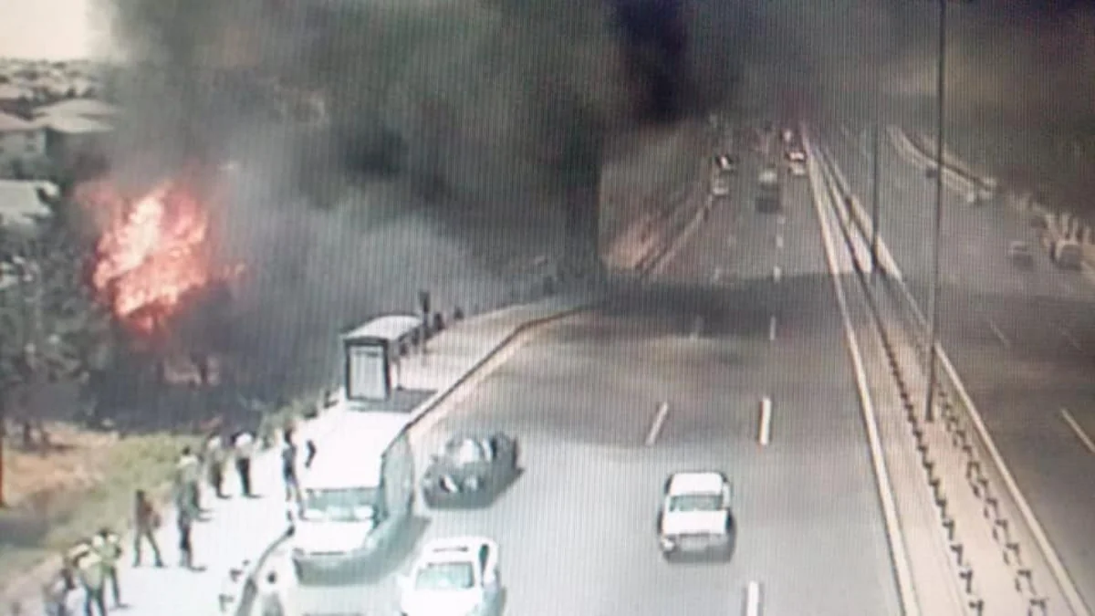 Bakının Mərdəkan şossesində yanğın baş verib, yolda sürət həddi endirilib