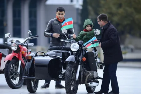 Bakıda Dövlət Bayrağı Günü münasibətilə klassik avtomobillərin paradı keçirilib - FOTOREPORTAJ