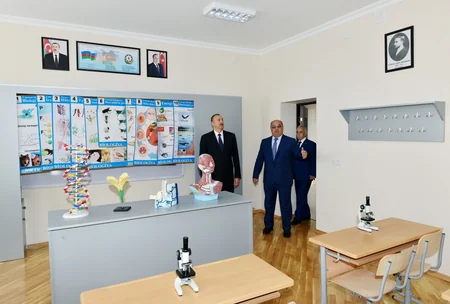 ​Prezident Bakıda lisey binasında təmir işlərindən sonra yaradılan şəraitlə tanış olub