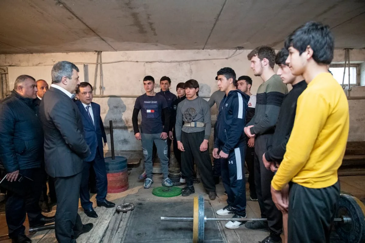 İnam Kərimov Qazaxda gənc ağırlıqqaldıranlarla görüşüb