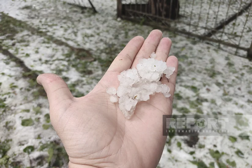 Qaxa dolu yağıb, yağış suları həyətlərə dolub