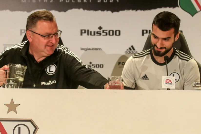 Mahir Emrelinin çıxış etdiyi klub baş məşqçisi ilə vidalaşıb