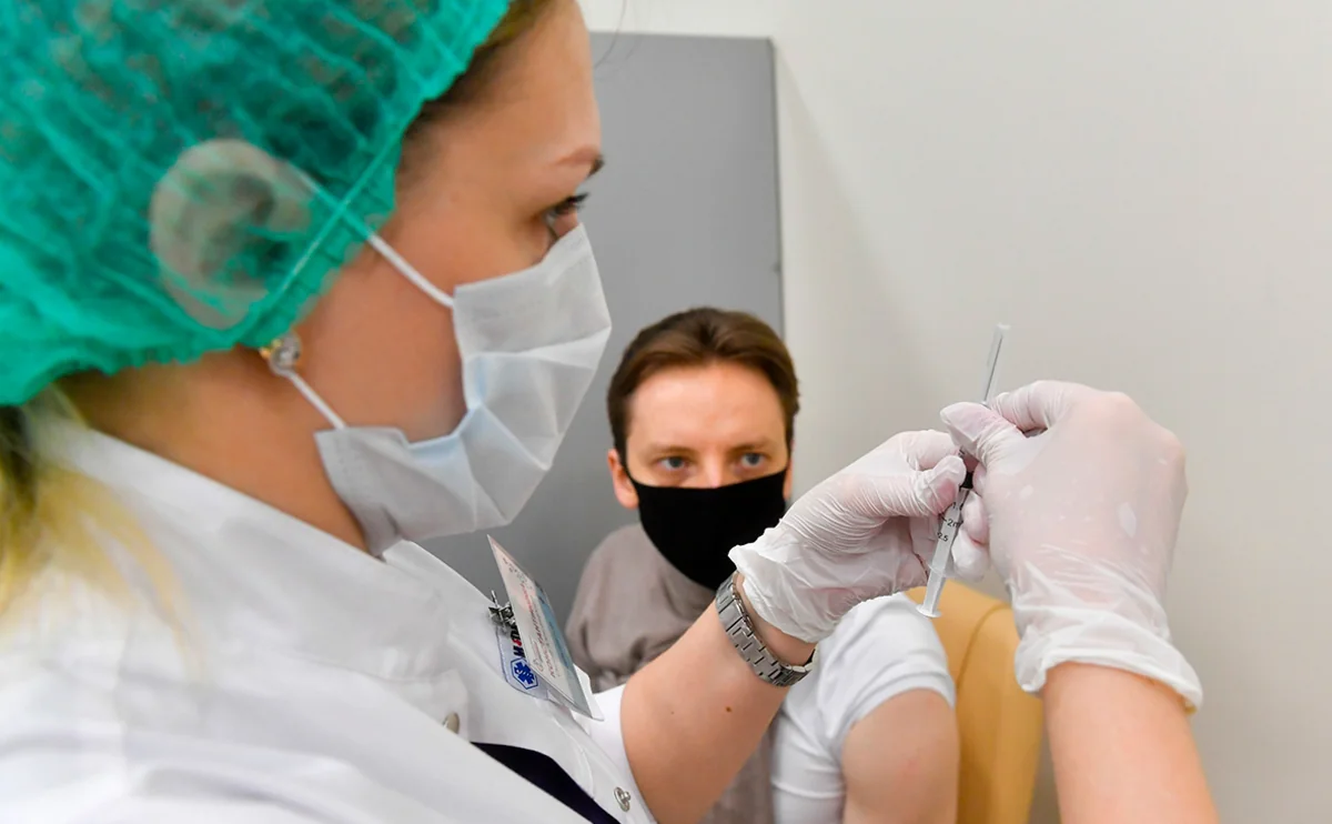 Выявлен симптом коронавируса, который проявляется у вакцинированных людей