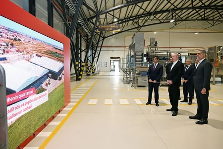İlham Əliyev Bakıda müxtəlif növ və çeşiddə qəlyanaltı məhsullarının istehsalı zavodunun açılışında iştirak edib