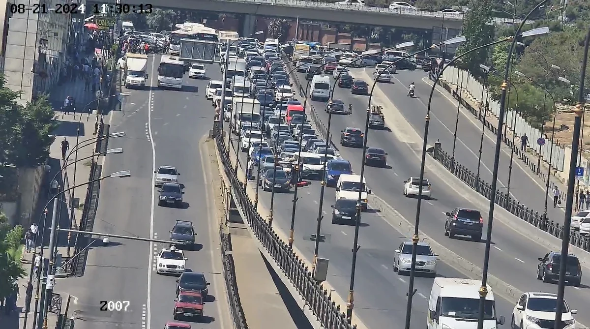 Bakıda qəza olub, yük yola dağılıb