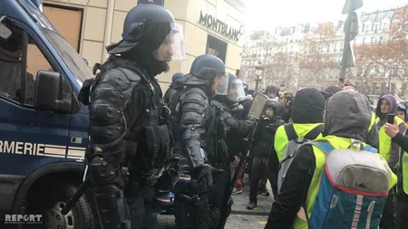 Fransada etirazçılar Makronun istefasını tələb etməyə başlayıblar - FOTO