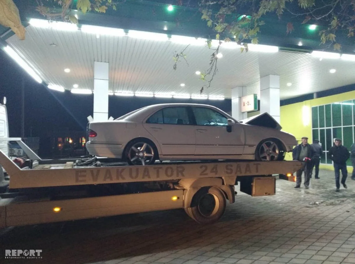 Bərdədə avtomobil yanacaqdoldurma məntəqəsinə çırpılıb, xəsarət alanlar var - FOTO - VİDEO - YENİLƏNİB